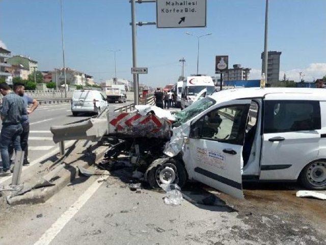 Hafif Ticari Araç Bariyerlere Çarptı: 5 Yaralı 1