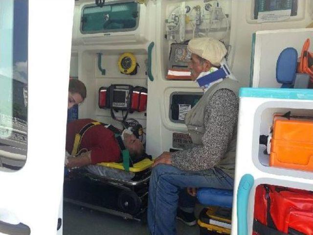 Hafif Ticari Araç Bariyerlere Çarptı: 5 Yaralı 2