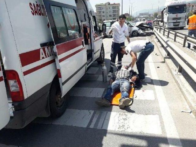 Hafif Ticari Araç Bariyerlere Çarptı: 5 Yaralı 3