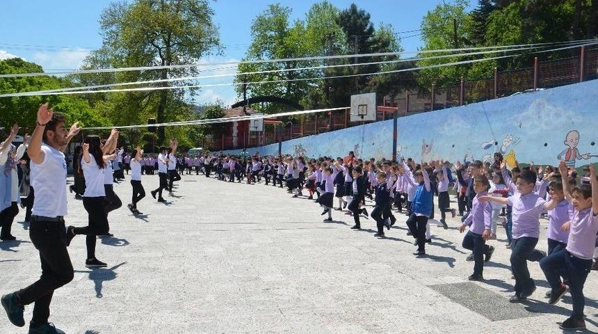 &Uuml;niversiteli Gen&ccedil;ler, Miniklere Egzersiz Yaptırdı