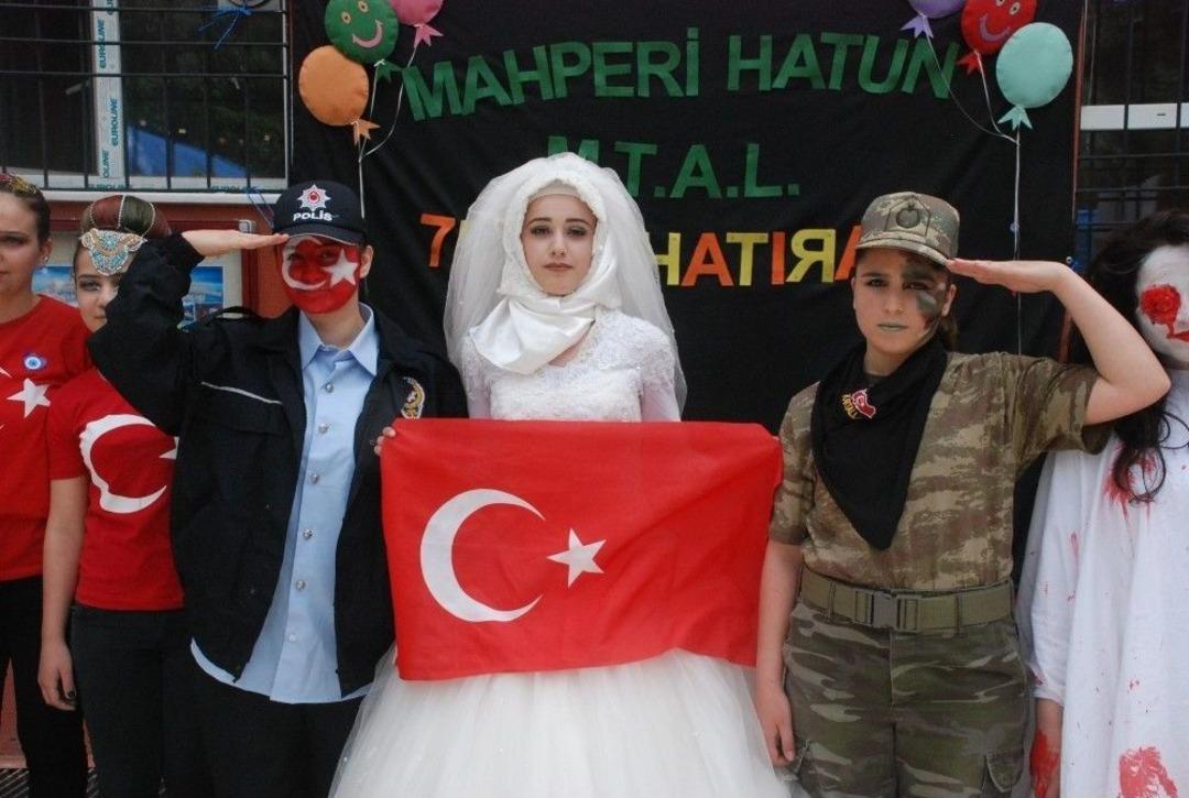 Lise &Ouml;ğrencileri İlgin&ccedil; Kost&uuml;m Ve Sa&ccedil; Modelleri İle Defileye &Ccedil;ıktı