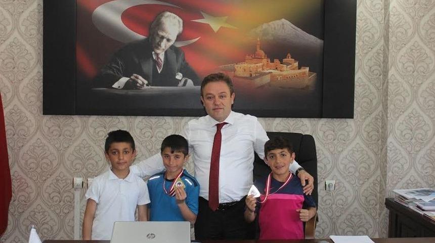 Ağrılı Miniklerden Tenis&rsquo;te &Ccedil;ifte Şampiyonluk