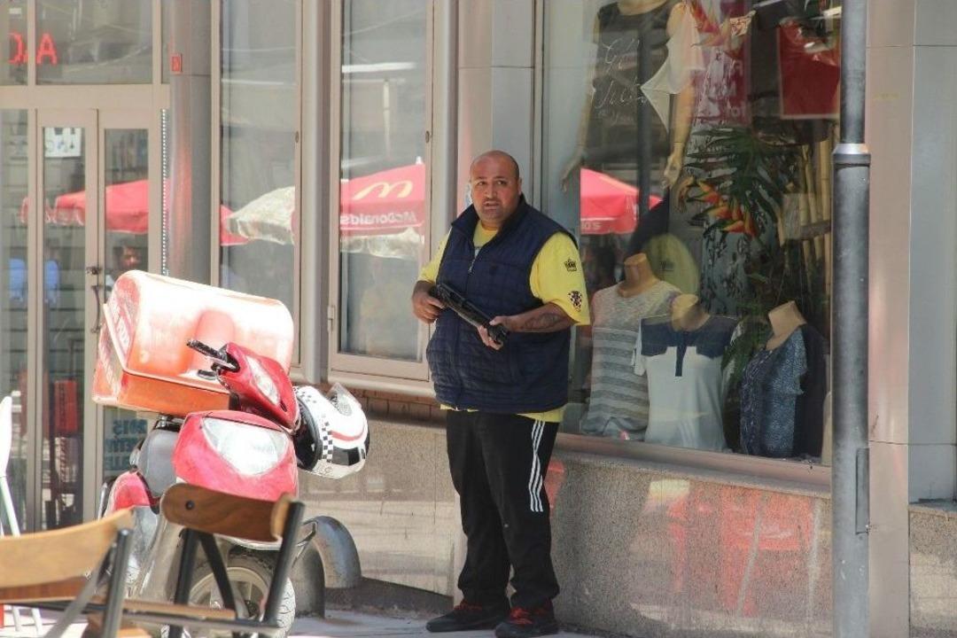 Şehrin G&ouml;beğinde Pompalı T&uuml;fekle İntihar Etmek İstedi