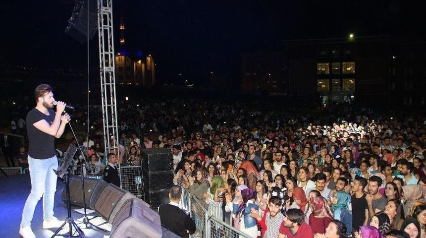 Bahar Şenliği Metehan&rsquo;la S&uuml;r&uuml;yor