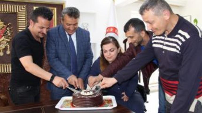 Başkan Tutal&rsquo;dan Engelli Belediye &Ccedil;alışanlarına S&uuml;rpriz