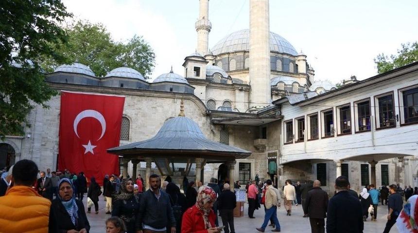 Berat Kandili&rsquo;nde Ey&uuml;p&rsquo;te Eller Semaya A&ccedil;ıldı