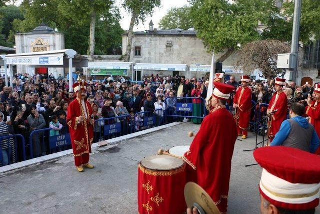 Berat Kandili’nde Eyüp’te Eller Semaya Açıldı