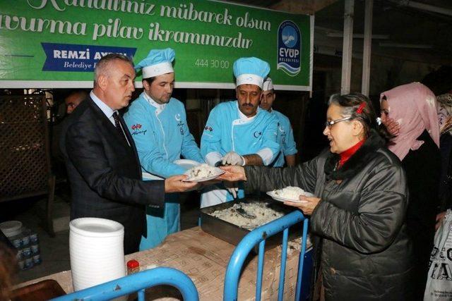 Berat Kandili’nde Eyüp’te Eller Semaya Açıldı