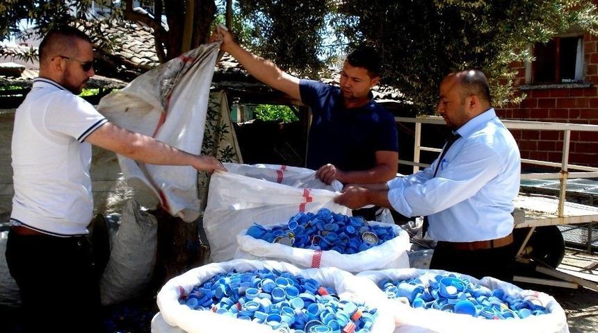 Engelliler İ&ccedil;in 300 Kilogram Mavi Kapak Topladı