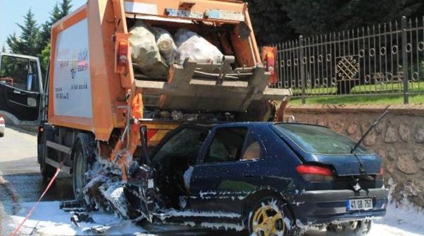 Otomobil &Ccedil;&ouml;p Kamyonuna &Ccedil;arptı: 2 Yaralı