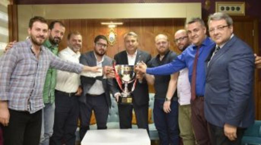 Kupa Sevincini Başkan &Ccedil;er&ccedil;i&rsquo;yle Paylaştılar