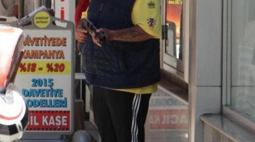 Kucağında Bebeğiyle Gelip, Intihara Kalkışan Kocasını Ikna Etti