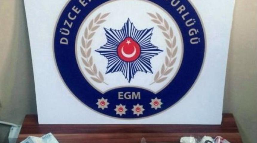 D&uuml;zce Polisinin Uyuşturucu İle M&uuml;cadelesi S&uuml;r&uuml;yor