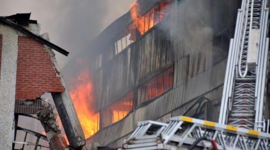 Trabzon'da Mobilya Fabrikası Yandı (3)