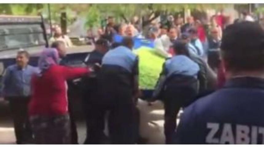 Seyyar Satıcının Arabasına El Koyan Zabıtaya Alkışlı Protesto