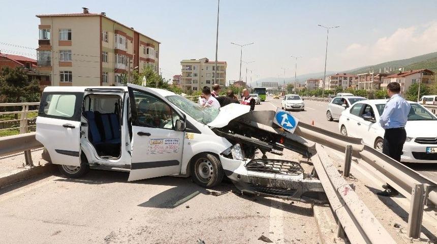 Kontrolden &Ccedil;ıkan Ara&ccedil; Yol Ayrım Barıyerine &Ccedil;arptı 5 Yaralı