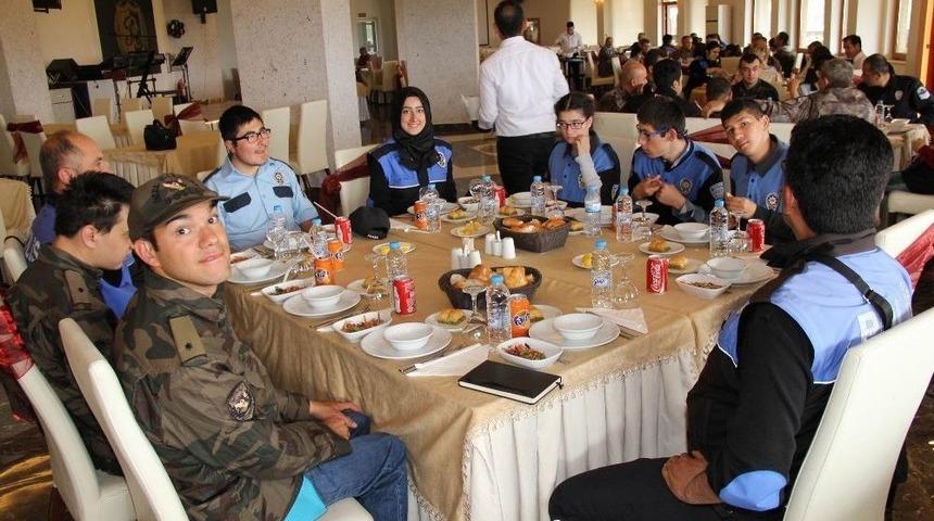 Kayseri İl Emniyet M&uuml;d&uuml;rl&uuml;ğ&uuml; Engelli &Ouml;ğrencileri Unutmadı
