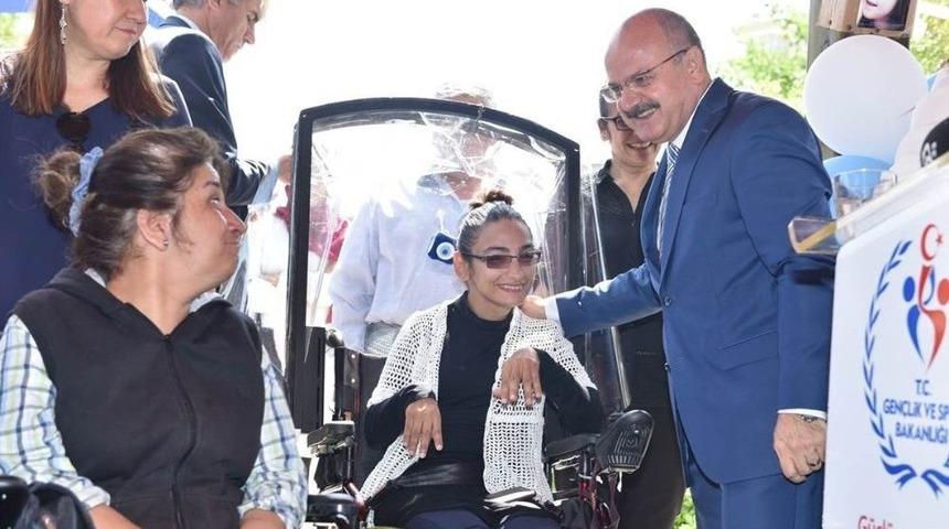 Vali &Ccedil;akacak, Engelliler Ş&ouml;leninde Engelli Gen&ccedil;lerle Buluştu