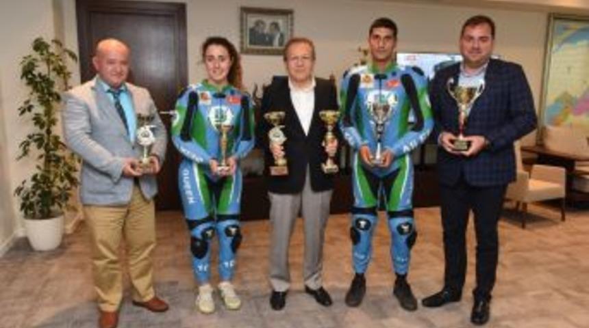 Şampiyonlar Kupalarını Başkan Uğur&rsquo;a Verdiler