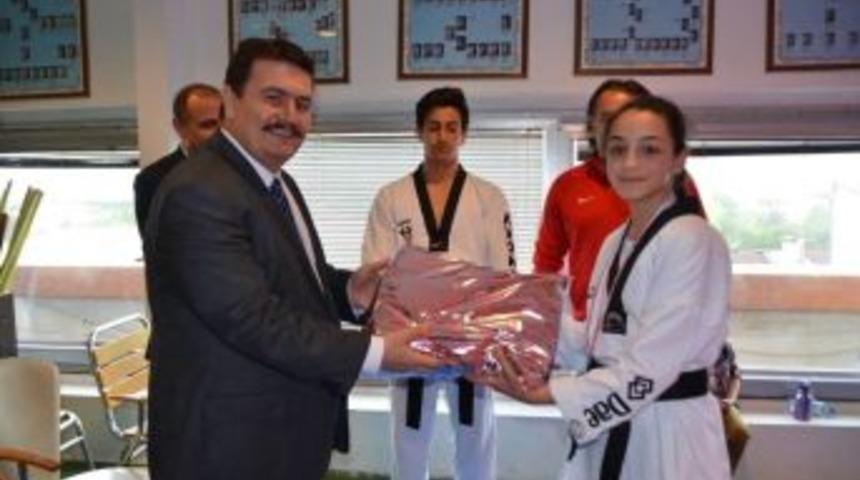 Vali Arslantaş, Dereceye Giren Sporcuları &Ouml;d&uuml;llendirdi