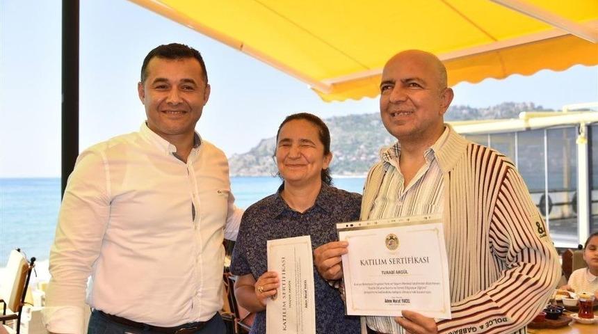 Başkan Y&uuml;cel G&ouml;rme Engellilerle Buluştu