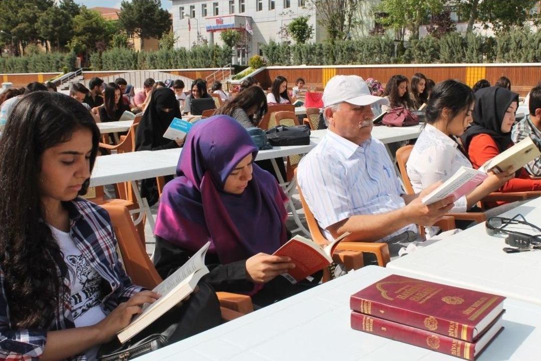 &Ouml;ğrenciler Meydanda Kitap Okudu