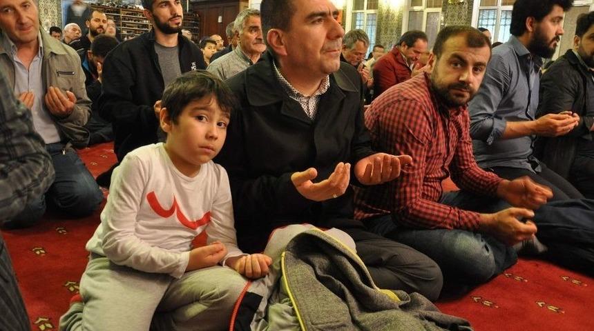 Berat Gecesinde Camiler Doldu Taştı