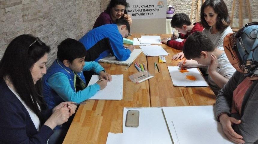 Otizmli &Ccedil;ocuklar Hayvanat Bah&ccedil;esini Gezerek Resim Yaptı