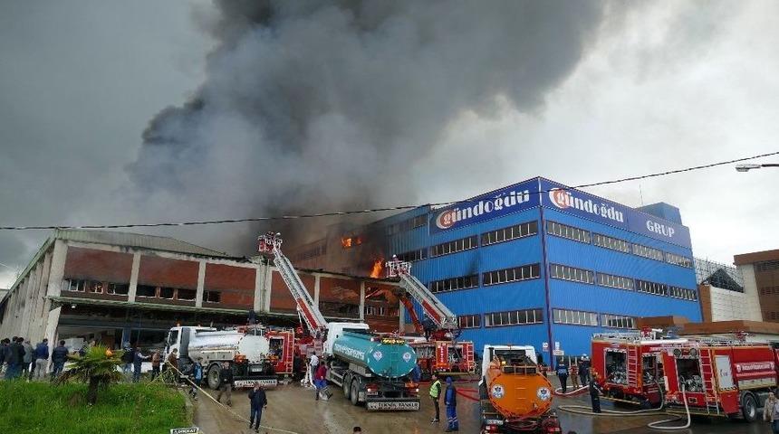 Trabzon&rsquo;da Mobilya Fabrikasındaki Yangın 8,5 Saatin Sonunda Kontrol Altına Alındı