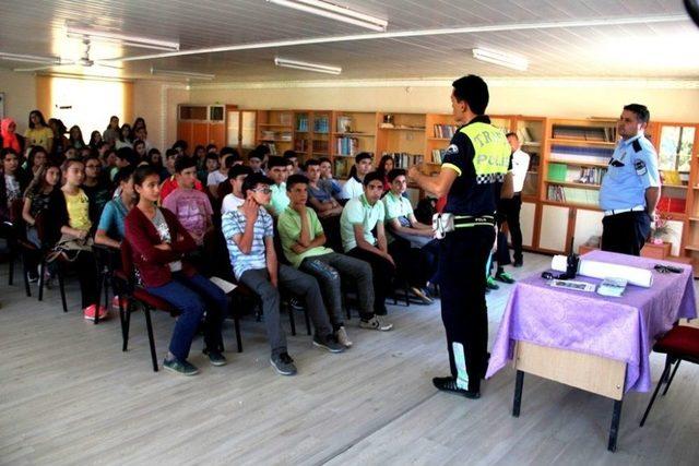 Trafik Polisleri &Ouml;ğrencileri Bilgilendirdi 1