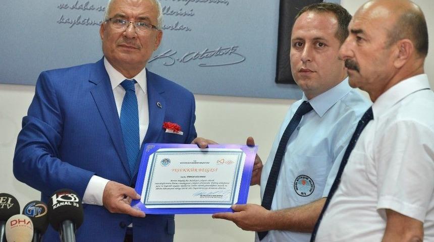 Otob&uuml;ste Unutulan Para Dolu &Ccedil;antayı Teslim Eden Şof&ouml;re &Ouml;d&uuml;l