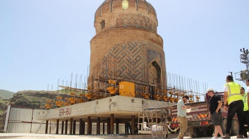 Zeynel Bey T&uuml;rbesi Platforma Bindirildi