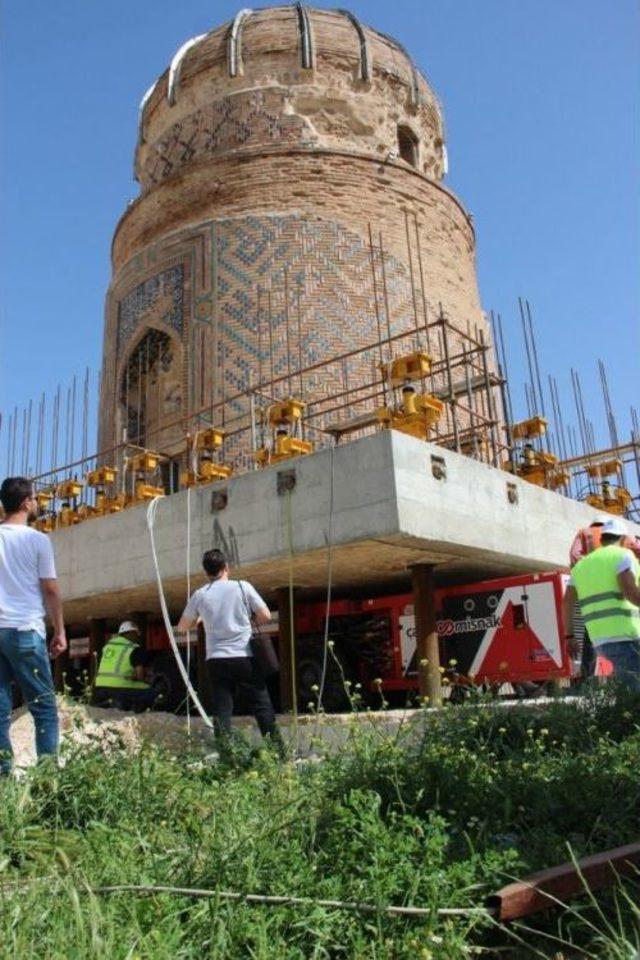 Zeynel Bey T&uuml;rbesi Platforma Bindirildi 2