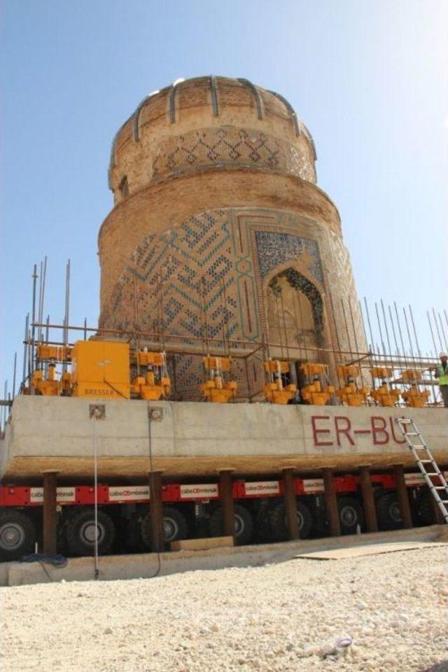 Zeynel Bey T&uuml;rbesi Platforma Bindirildi 3