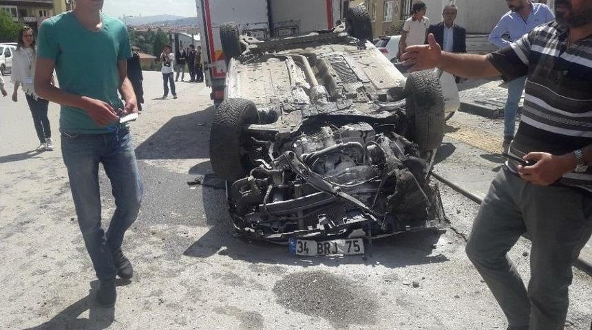 Sokak Tabelasına &Ccedil;arparak Kontrolden &Ccedil;ıkan Otomobil, Park Halindeki 4 Araca &Ccedil;arptıktan Sonra Durabildi