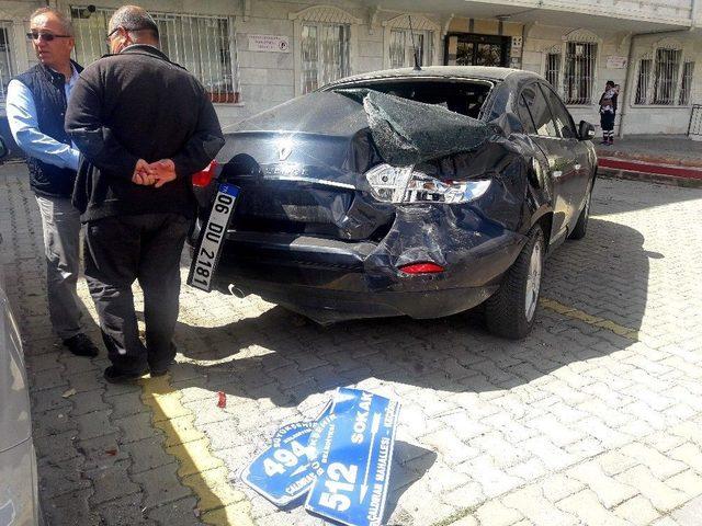 Sokak Tabelasına &Ccedil;arparak Kontrolden &Ccedil;ıkan Otomobil, Park Halindeki 4 Araca &Ccedil;arptıktan Sonra Durabildi 1