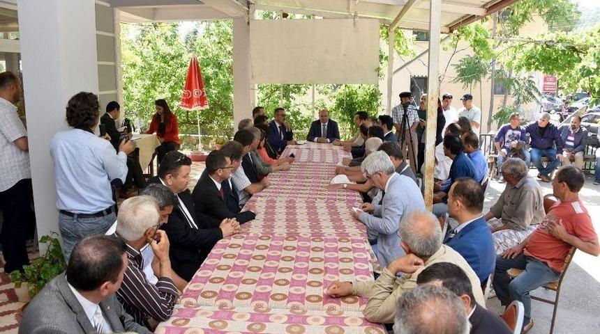 Vali &Ccedil;i&ccedil;ek, Marmaris&rsquo;te Mahalle Muhtarları İle Bir Araya Geldi