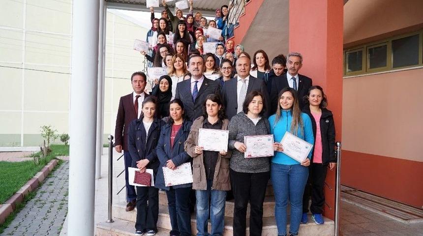 Taşk&ouml;pr&uuml;&rsquo;de Y&uuml;zme Kursunu Bitiren 110 Kadın, Sertifikalarını Aldı