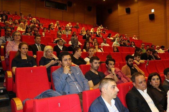 Diyarbakır&rsquo;da Şizofren Hastalar Sahneye &Ccedil;ıktı 2