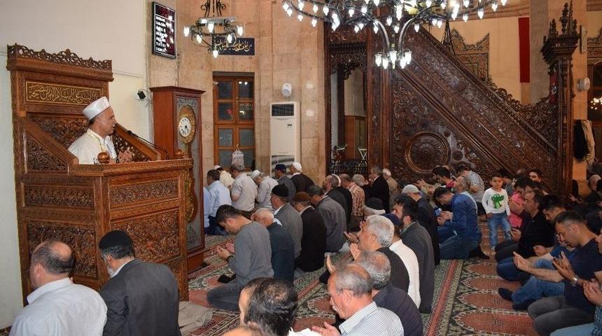 Malatya&rsquo;da Berat Kandilinde Camiler Doldu Taştı