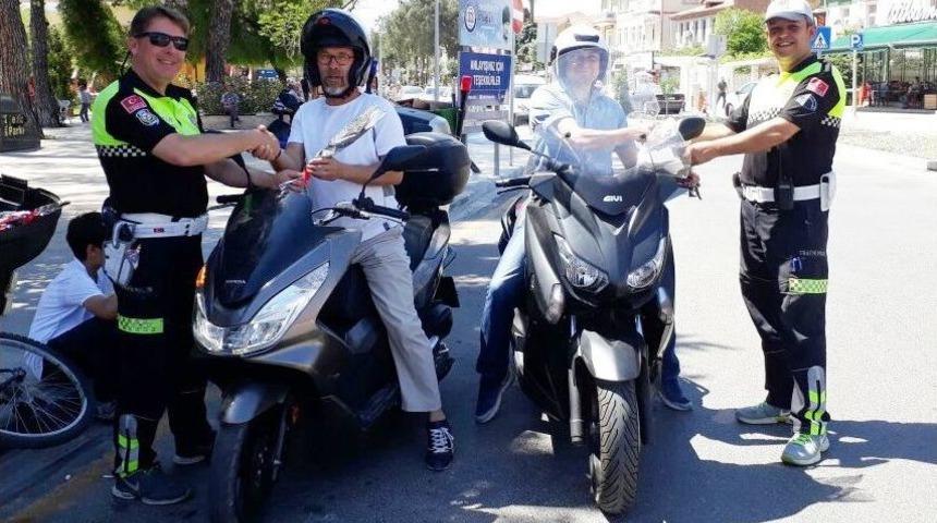 Milas&rsquo;ta Polis S&uuml;r&uuml;c&uuml;lere G&uuml;l Dağıttı