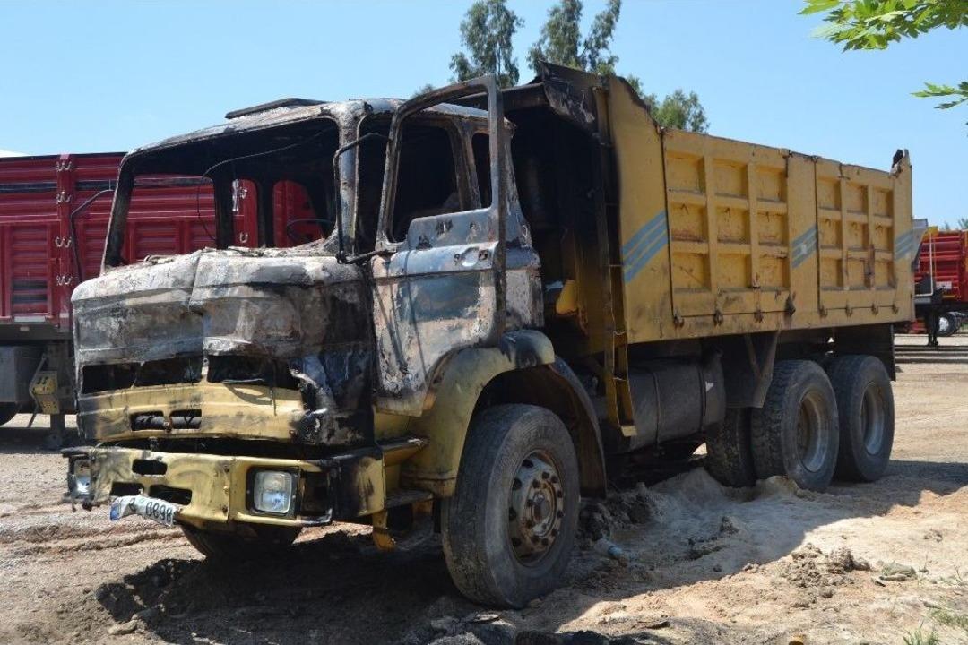 Adana&rsquo;da Park Halindeki Kamyon Kundaklandı
