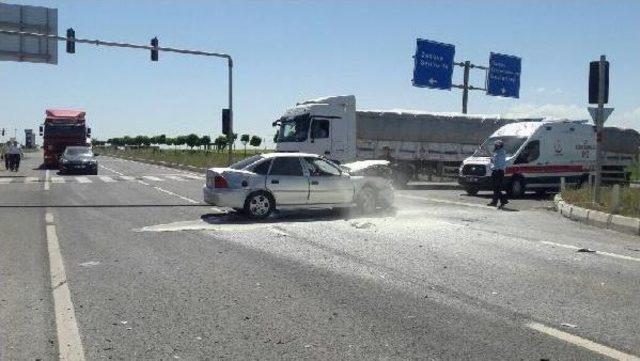 Adıyaman'da Iki Otomobil Çarpıştı: 7 Yaralı