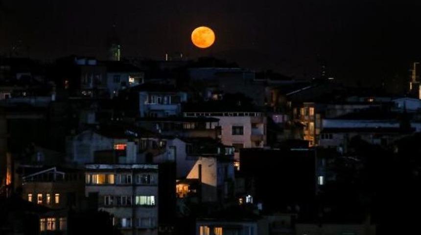 İstanbul'da Dolunay Manzarası