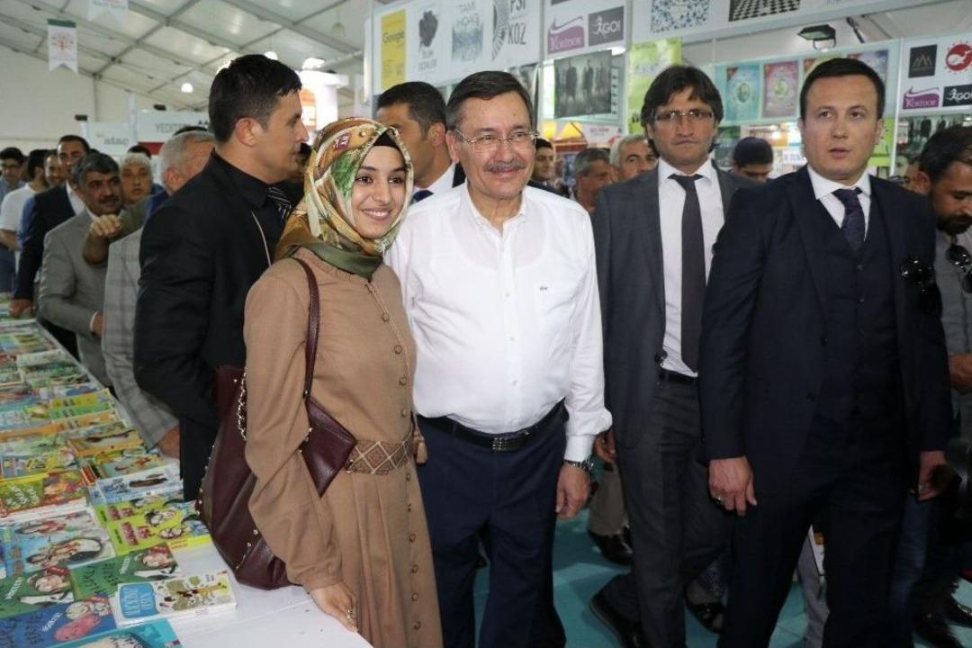 Ankara B&uuml;y&uuml;kşehir Belediye Başkanı G&ouml;k&ccedil;ek Malatya&rsquo;da İmza G&uuml;n&uuml;ne Katıldı