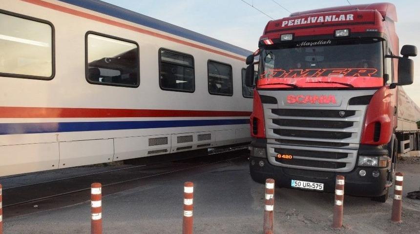 Akhisar&rsquo;da Tren Hemzemin Ge&ccedil;itte Tıra &Ccedil;arptı