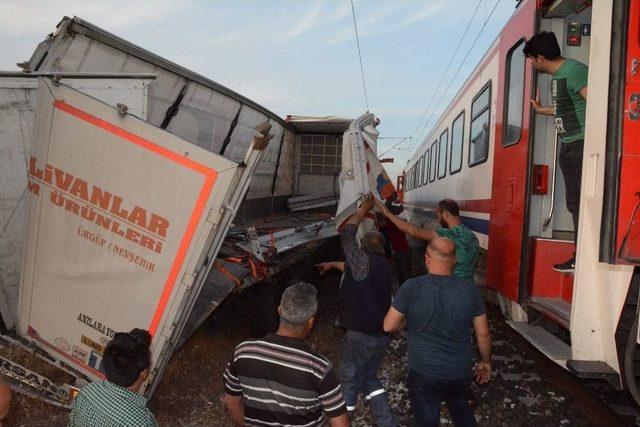 Akhisar’da Tren Hemzemin Geçitte Tıra Çarptı