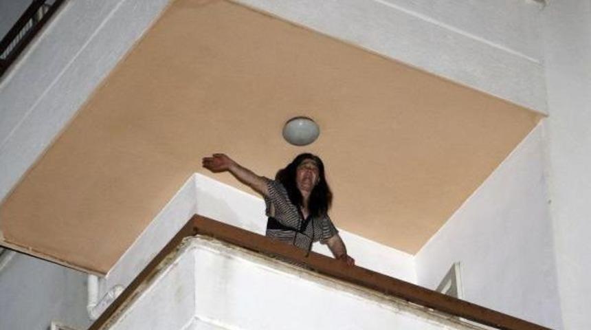 Sinir Krizi Ge&ccedil;iren Kadın Ofis Eşyalarını Balkondan Attı