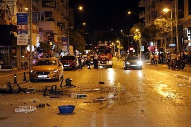 Sinir Krizi Ge&ccedil;iren Kadın Ofis Eşyalarını Balkondan Attı 1