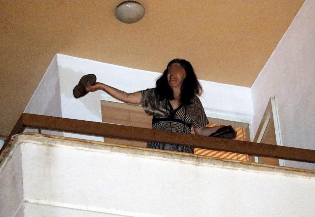 Cinnet Getiren Kadın Caddeyi Savaş Alanına &Ccedil;evirdi